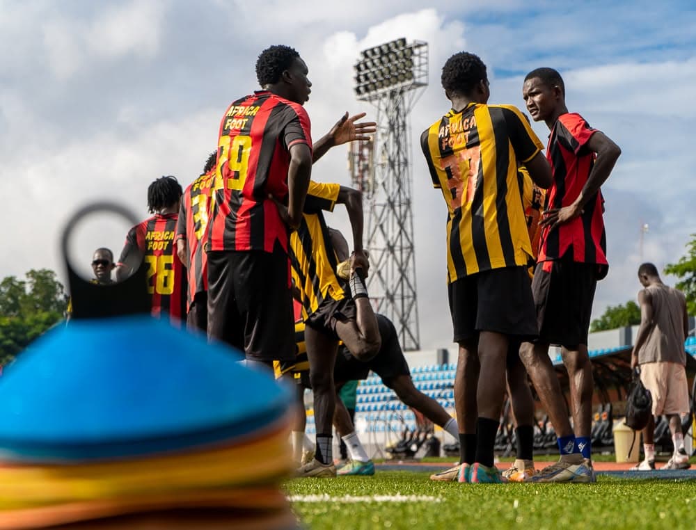 Africa Foot — Joueur en action sous l'œil des recruteurs et scouts internationaux